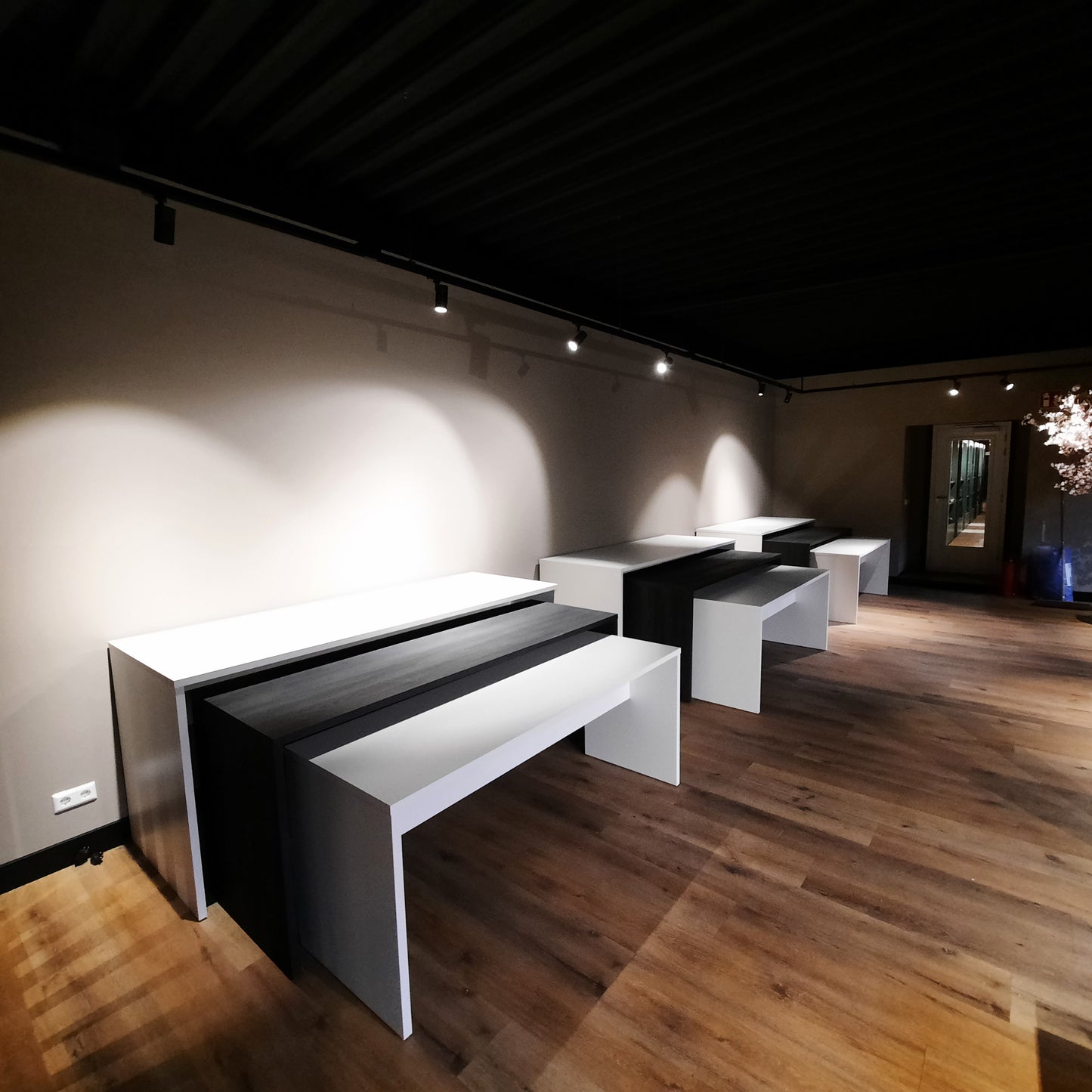 Moderne showroominrichting met presentatieblokken