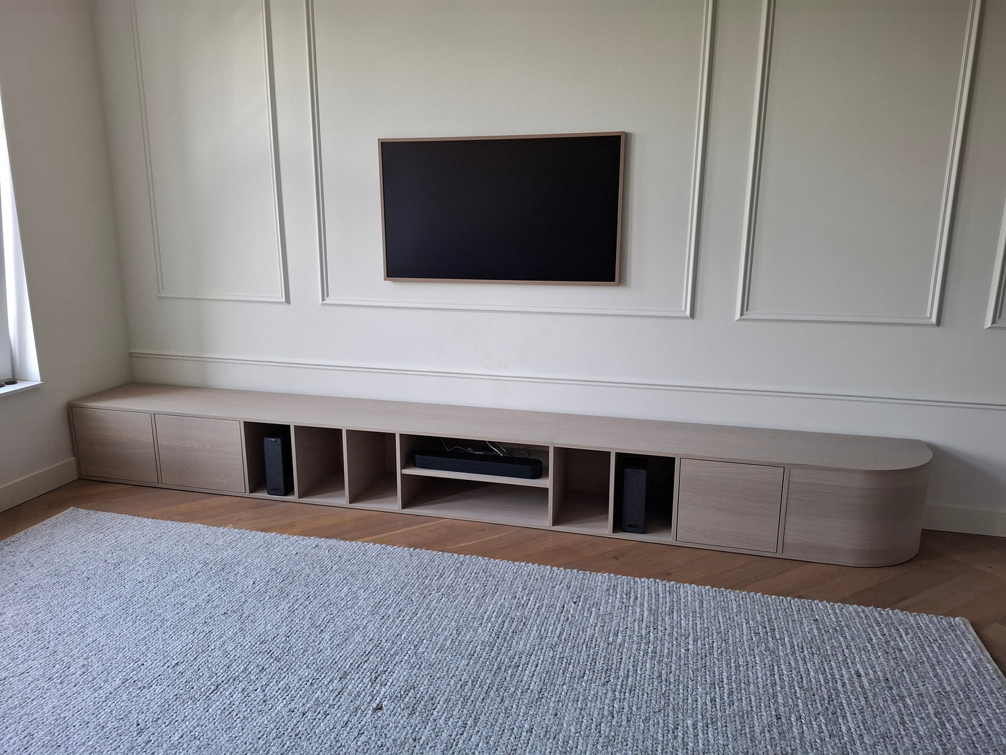 Laag maatwerk tv-meubel in eikenfineer