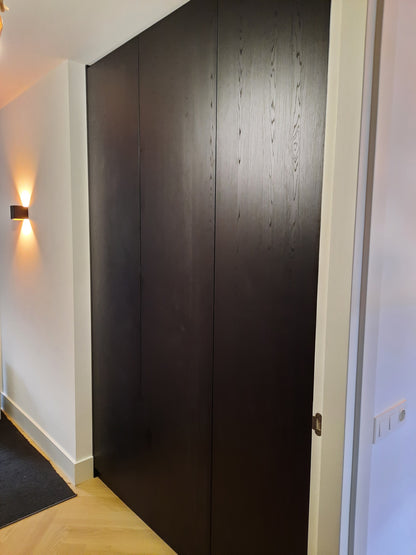 Maatwerk kledingkast met houtlook en geïntegreerde verlichting