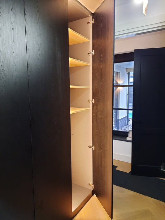 Maatwerk kledingkast met houtlook en geïntegreerde verlichting