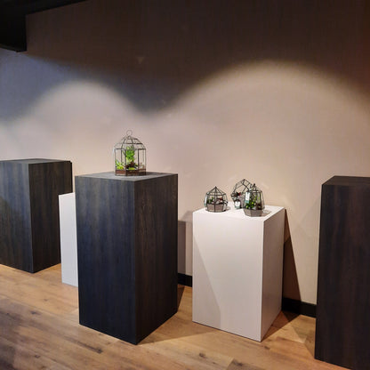 Moderne showroominrichting met presentatieblokken
