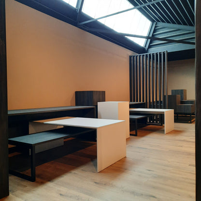 Moderne showroominrichting met presentatieblokken