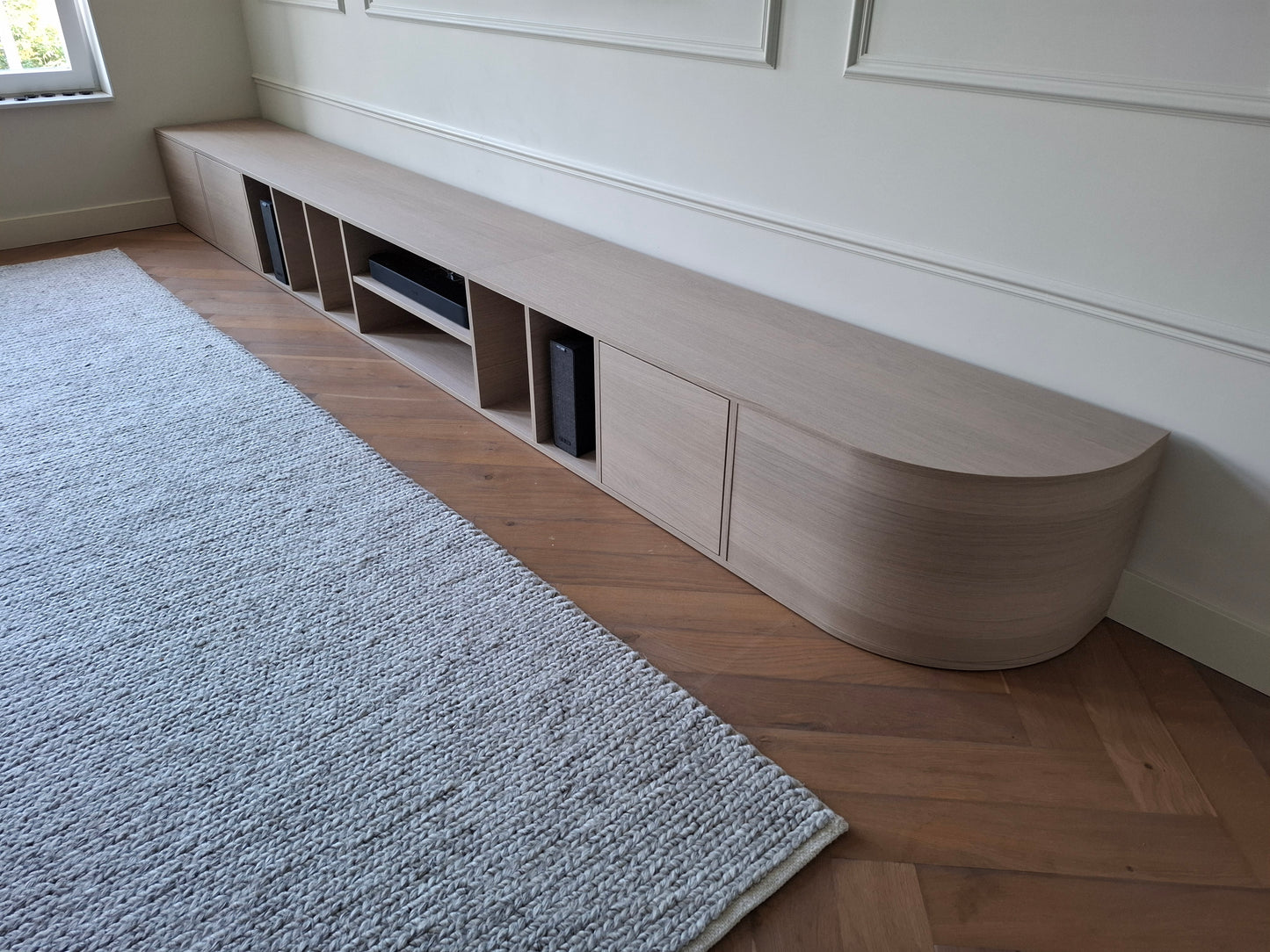 Laag maatwerk tv-meubel in eikenfineer
