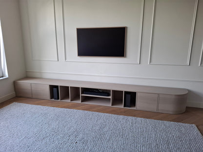 Laag maatwerk tv-meubel in eikenfineer